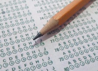 Tipos de exames de proficiência para vistos da Austrália lápis sob uma folha de respostas