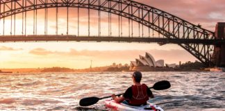 Homem navegando em um bote no mar de Sydney