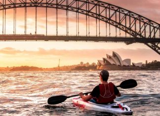 Homem navegando em um bote no mar de Sydney