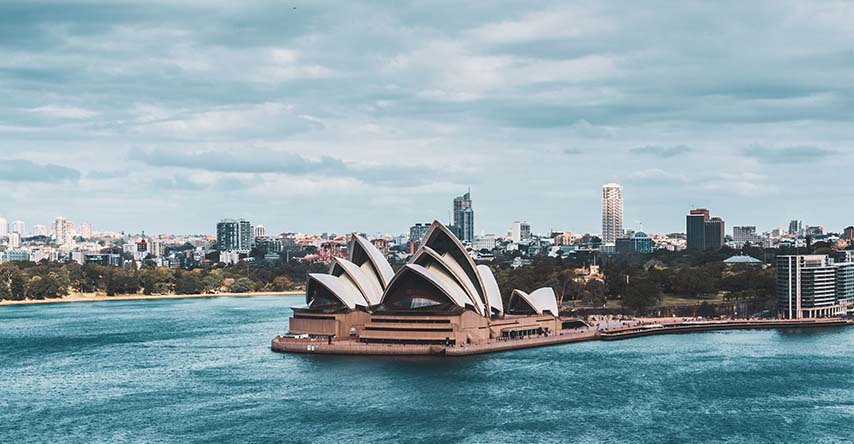 Sydney Opera House vista além do rio.