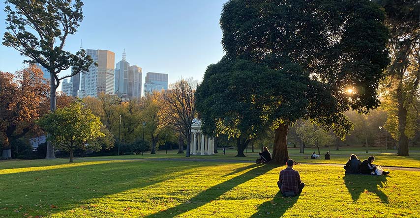 foto de um parque em Melbourne, com pessoas calmas e tranquilas.