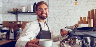 Homem oferecendo café