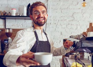 Homem oferecendo café