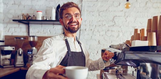 Homem oferecendo café