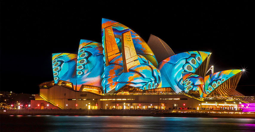 Casa de Ópera de Sydney iliminada com desenhos artísticos.