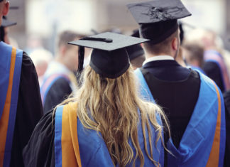 Melhores cursos para trabalhar em um emprego qualificado na Austrália Formandos com beca de costas