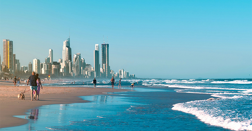 Vista diurna da praia em Gold Coast com horizonte da cidade ao fundo