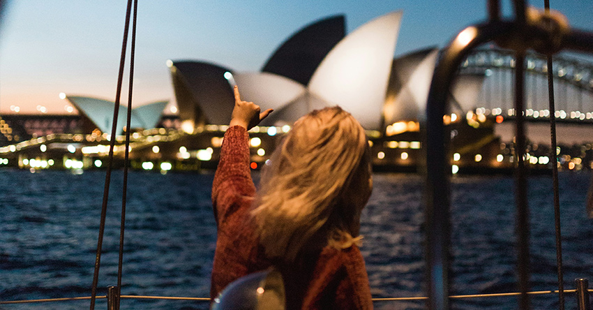 Mulher vista de costas olhando para a Sydney Opera House