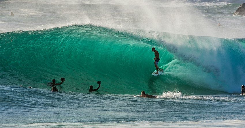 Pessoas surfando nas ondas australianas