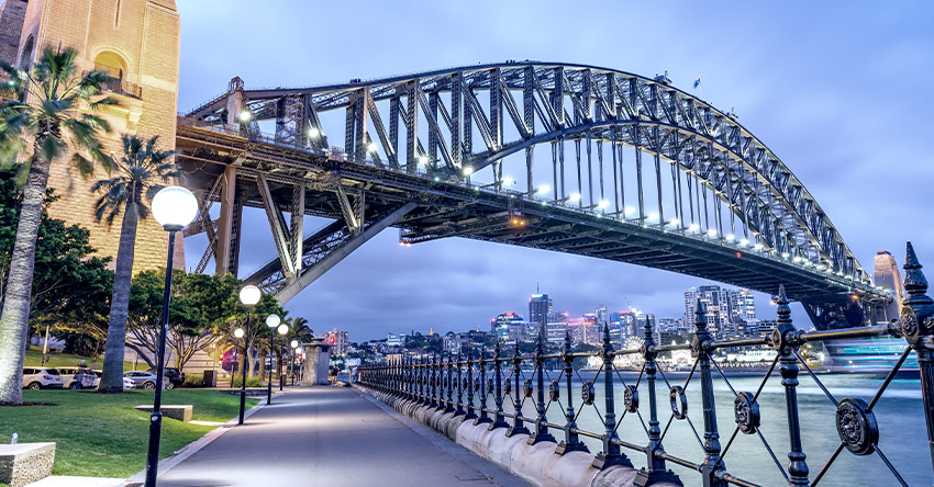 Vista da calçada de Sydney, com visão para a Harbour Bridge