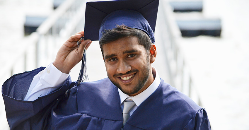 Homem se formando da graduação