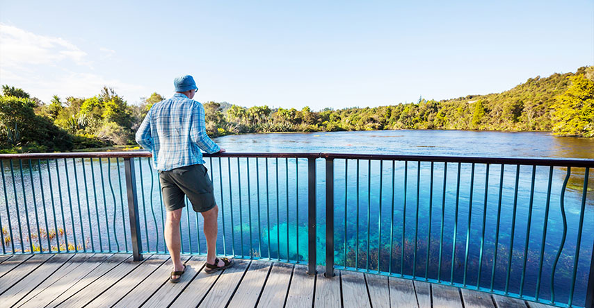  homem admirando a paisagem de um lago