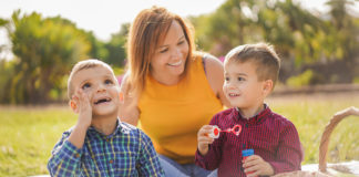 mão com seus filhos em um piquenique