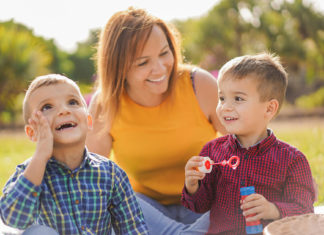 mão com seus filhos em um piquenique