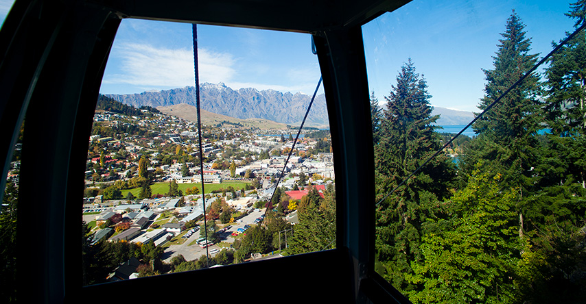 Cidade de Queenstown vista de um bonde em movimento