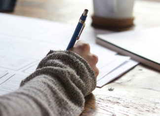 Saiba como se preparar para os exames de proficiência de inglês na Austrália mão realisando uma prova