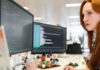 mulher trabalhando em um computador