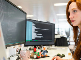 mulher trabalhando em um computador