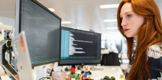 mulher trabalhando em um computador