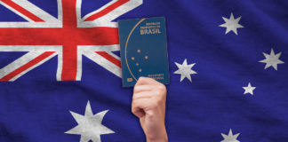 passaporte brasileiro em frente a uma bandeira da australia