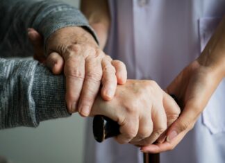 Trabalho em Aged Care na Austrália: como atuar na área de cuidado com idosos?